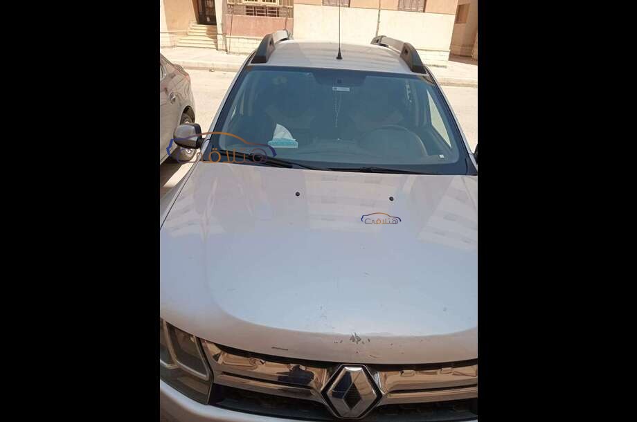 Duster Renault فضي