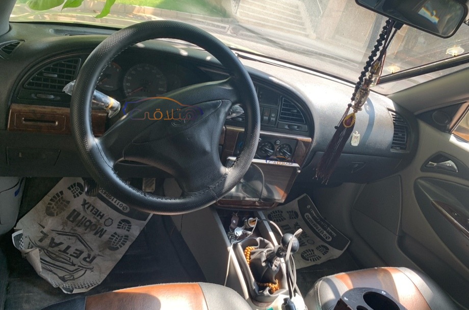 Nubira 2 Daewoo ذهبي