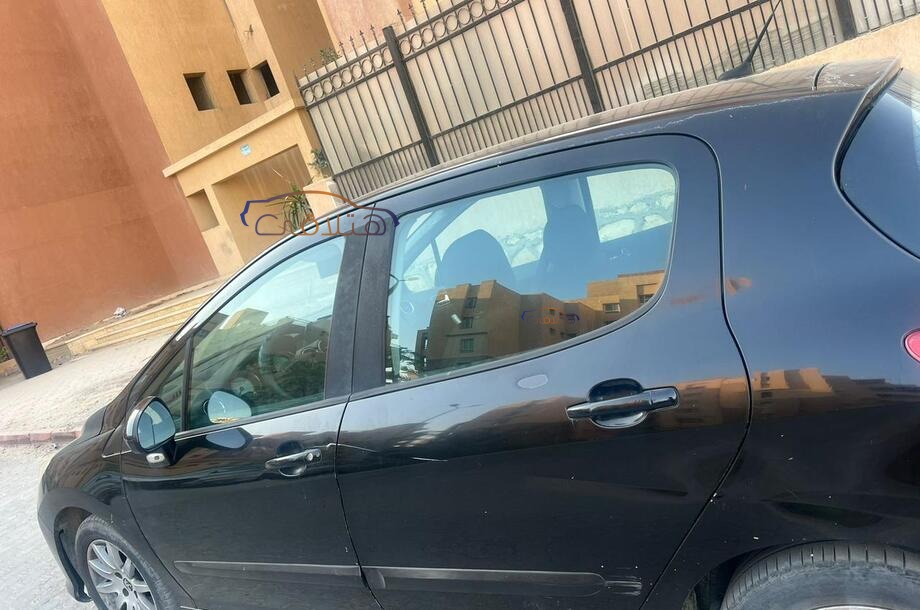 308 Peugeot أسود