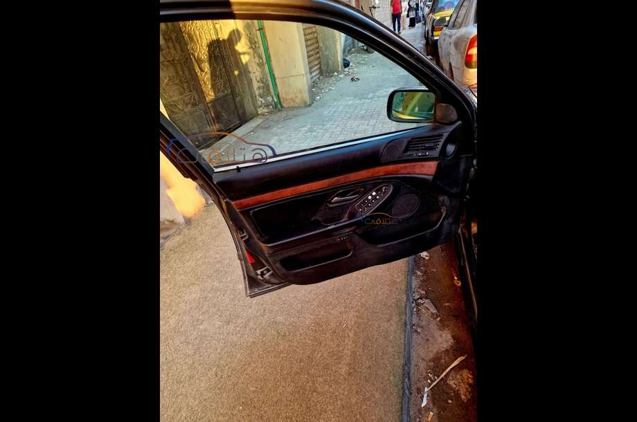 520 BMW أسود
