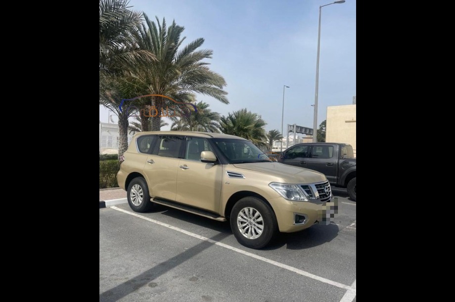 Patrol Nissan ذهبي