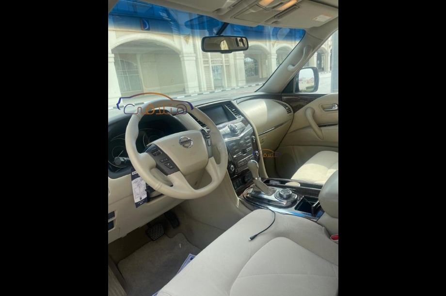 Patrol Nissan ذهبي