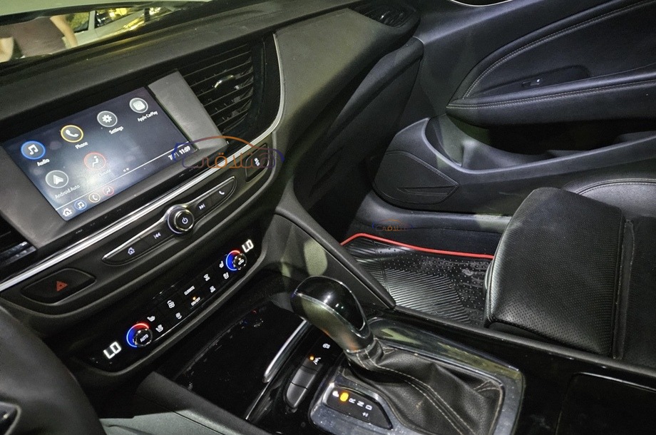 Insignia Opel أبيض