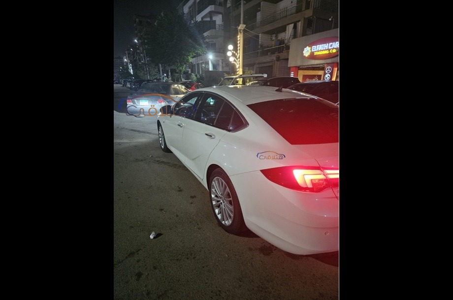 Insignia Opel أبيض