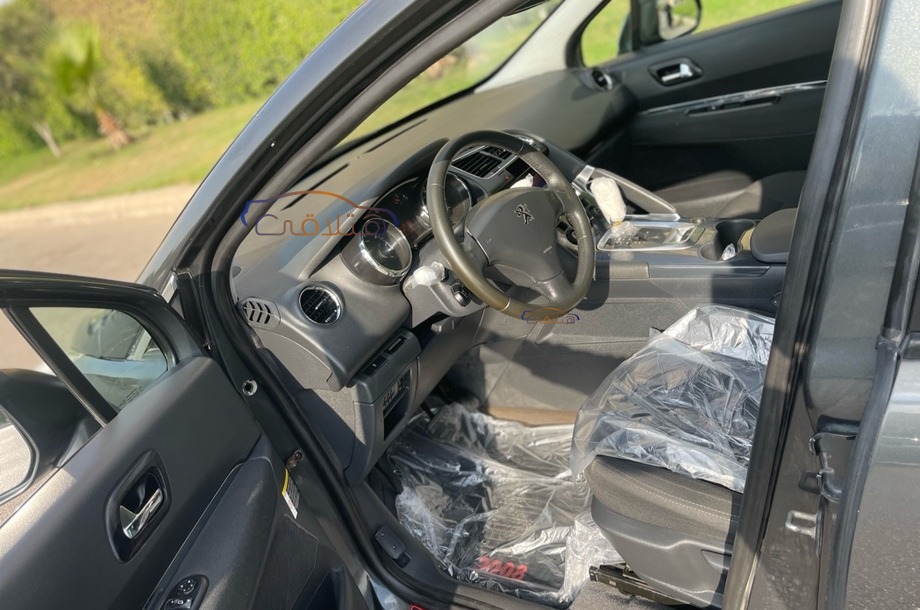 3008 Peugeot رمادي