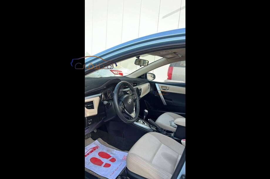 Corolla Toyota فضي