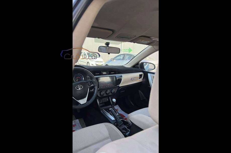Corolla Toyota فضي