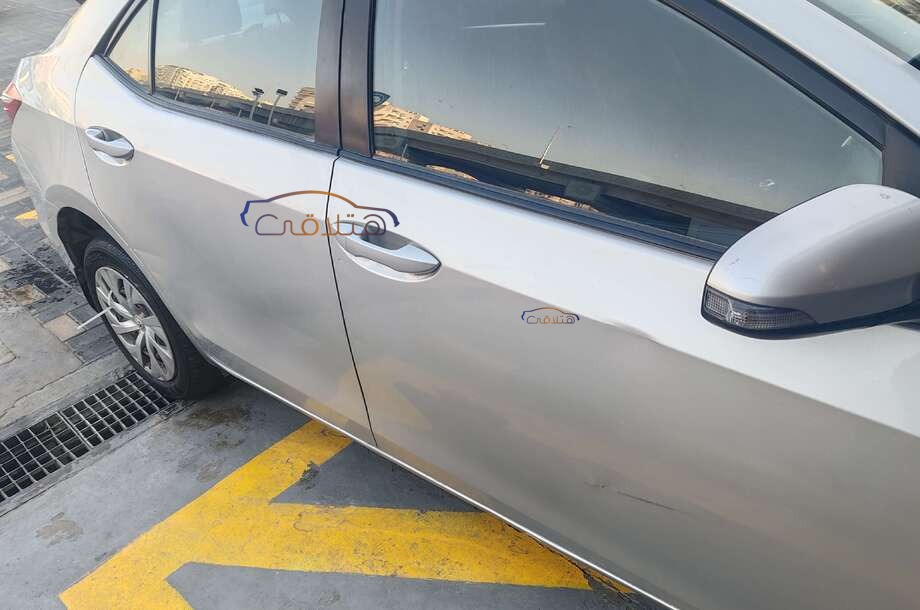 Corolla Toyota فضي