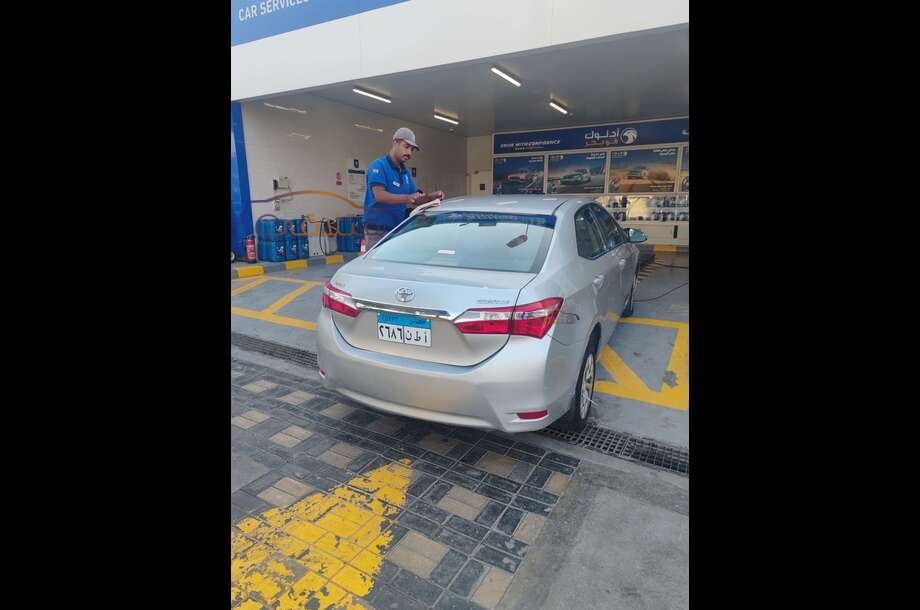 Corolla Toyota فضي