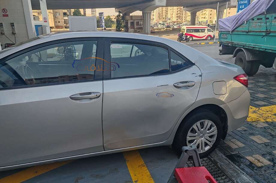 Corolla Toyota فضي