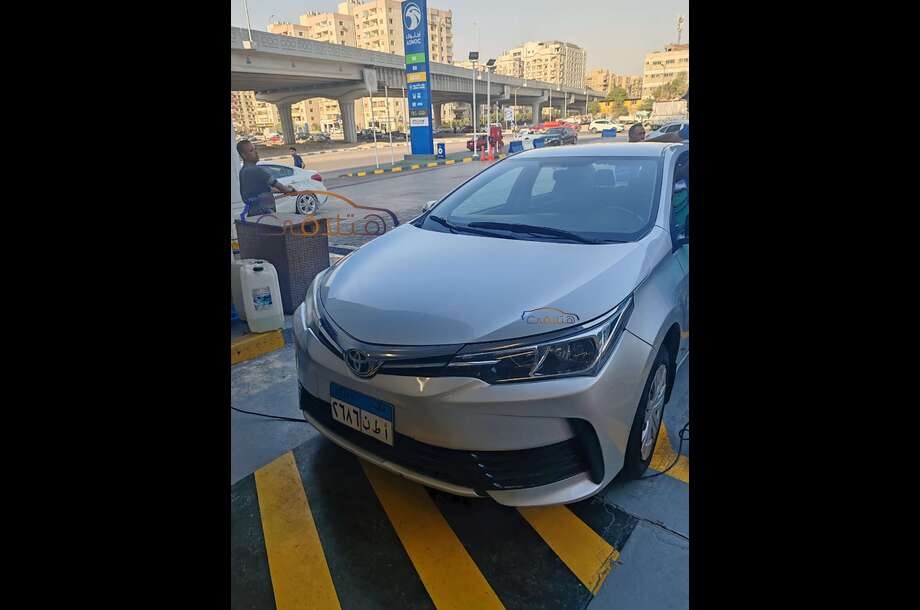 Corolla Toyota فضي