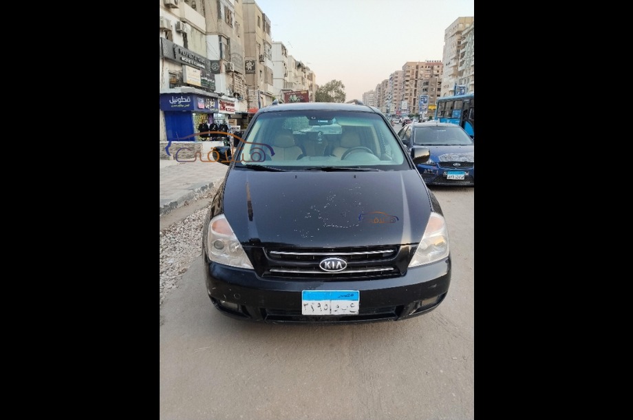 Carnival Kia أسود