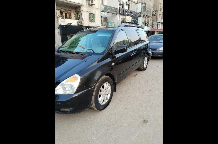 Carnival Kia أسود