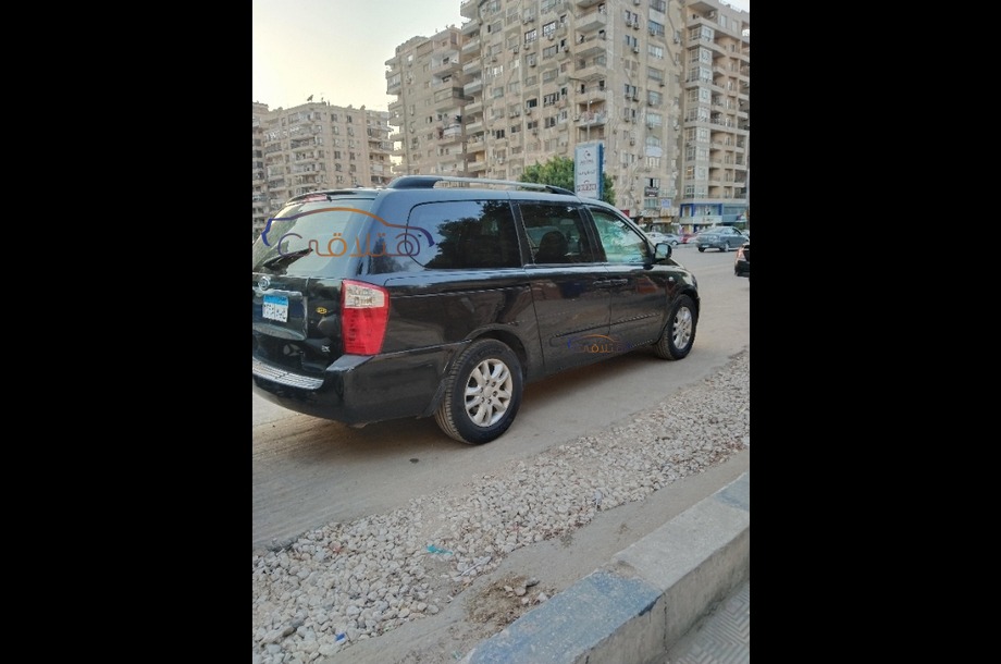 Carnival Kia أسود