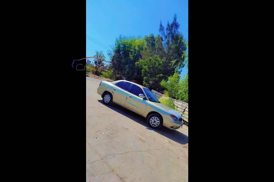 Nubira 2 Daewoo ذهبي
