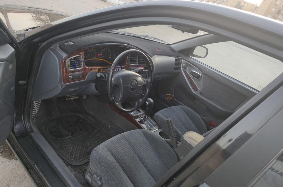 Avante Hyundai أسود