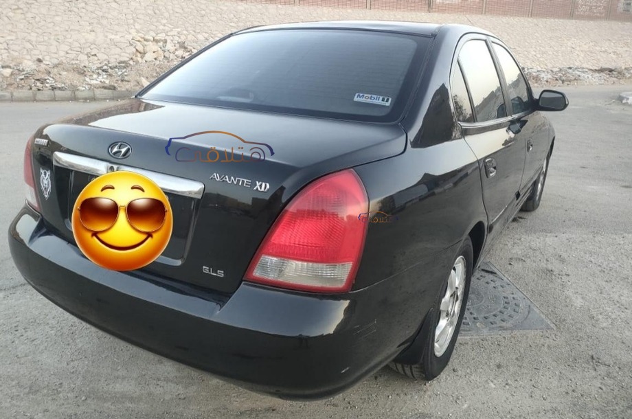 Avante Hyundai أسود