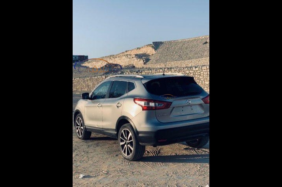 Qashqai Nissan فضي