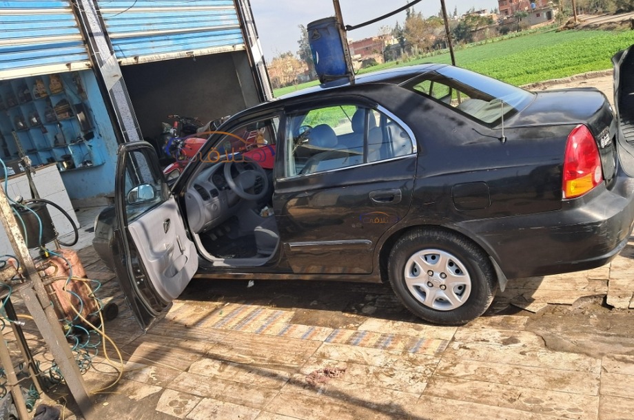 Verna Hyundai الأزرق الداكن