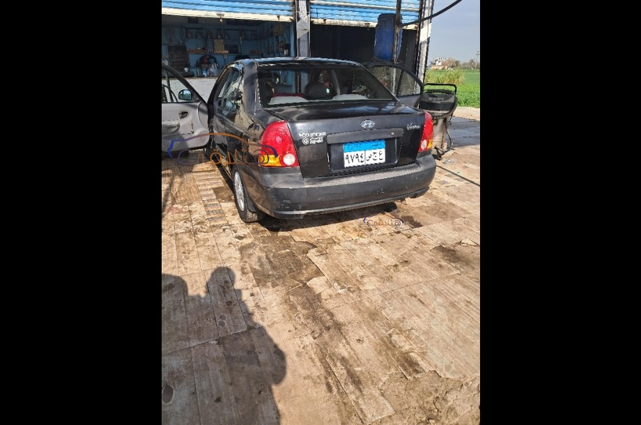 Verna Hyundai الأزرق الداكن
