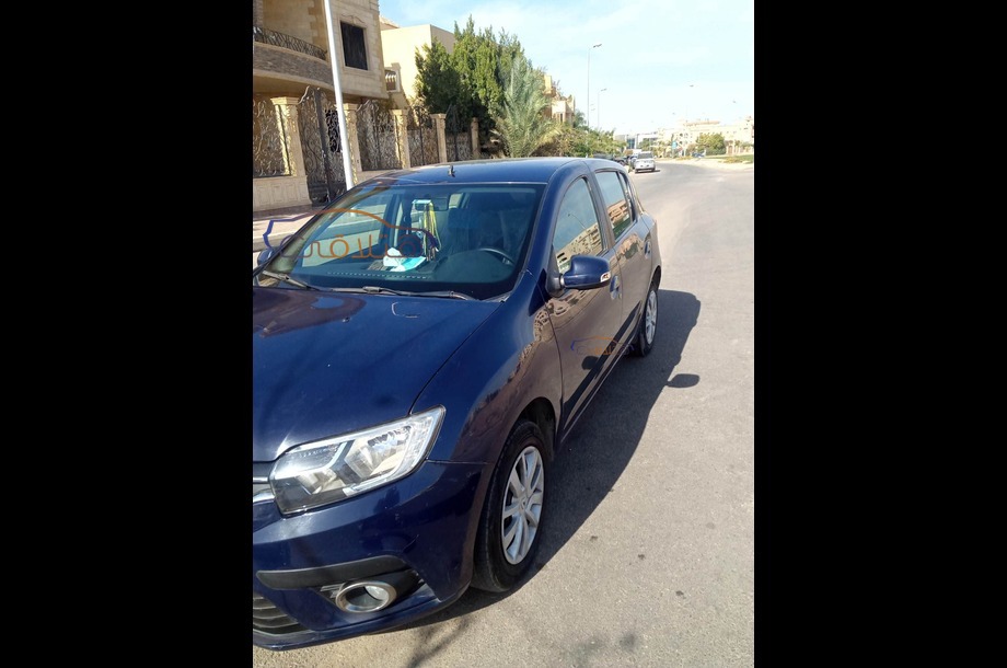 Sandero Renault أزرق