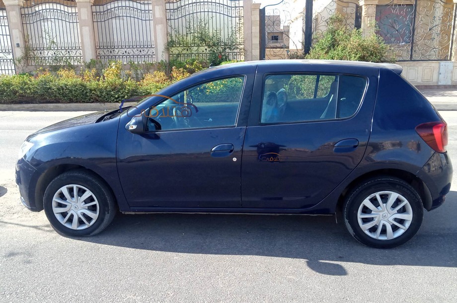 Sandero Renault أزرق