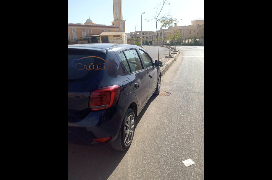 Sandero Renault أزرق
