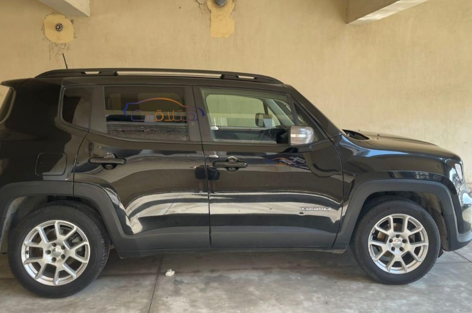 Renegade Jeep أسود
