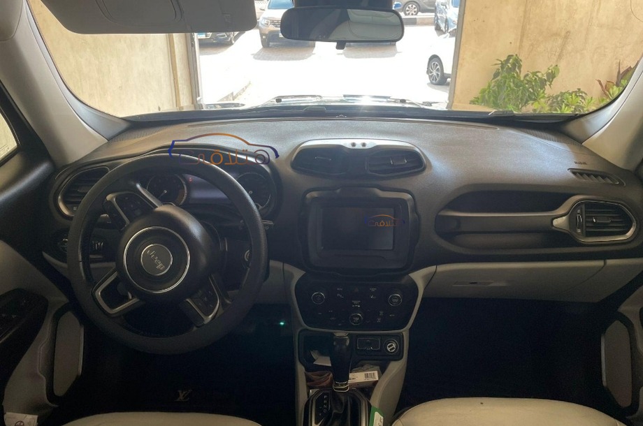 Renegade Jeep أسود