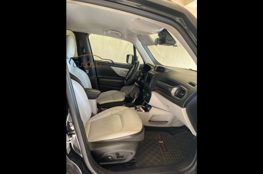 Renegade Jeep أسود