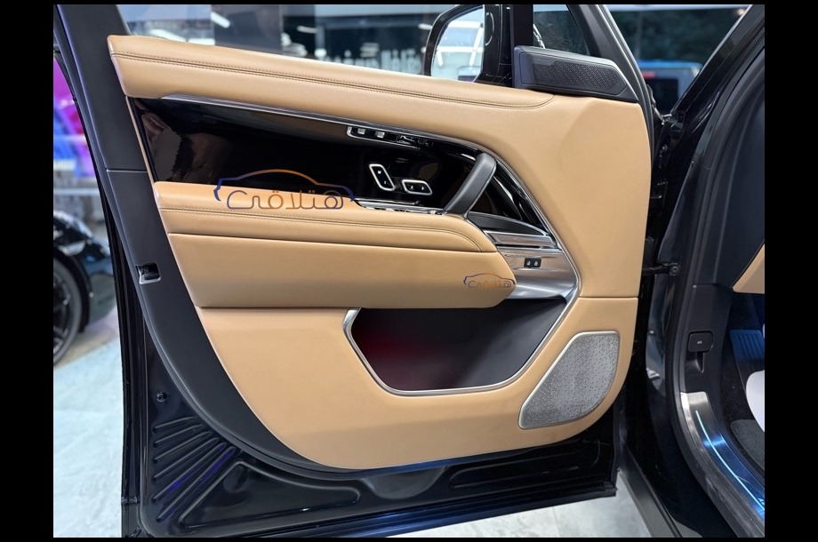 Vogue Land Rover Black