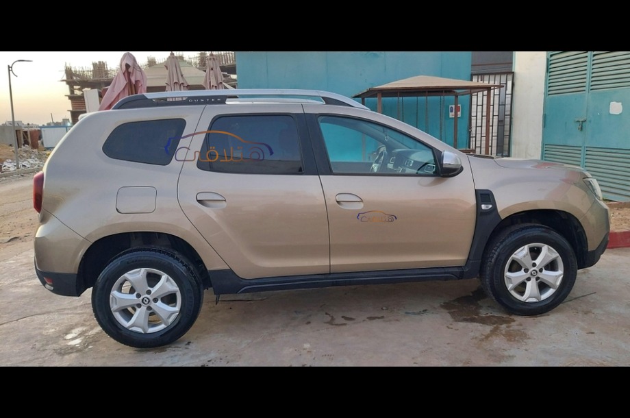 Duster Renault ذهبي