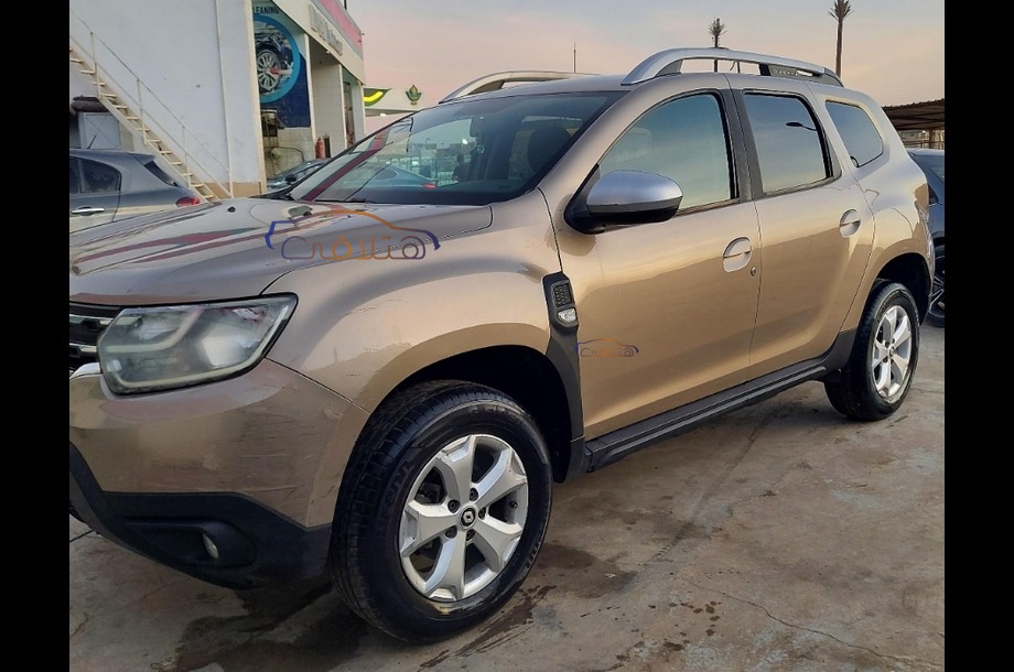 Duster Renault ذهبي