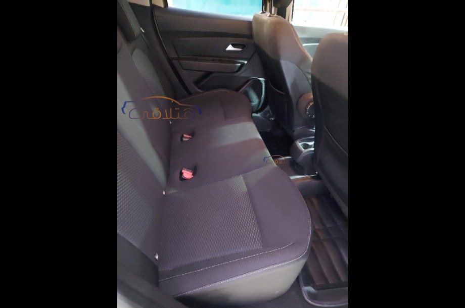 Duster Renault ذهبي