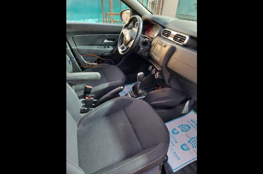 Duster Renault ذهبي