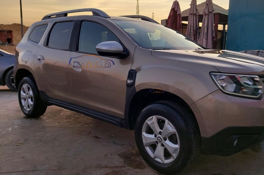 Duster Renault ذهبي