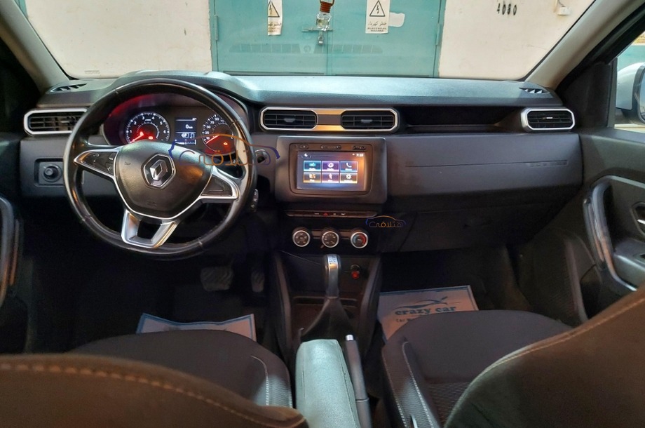 Duster Renault ذهبي