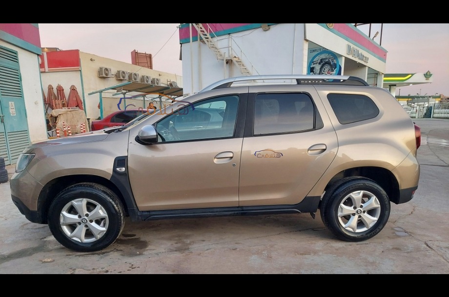Duster Renault ذهبي