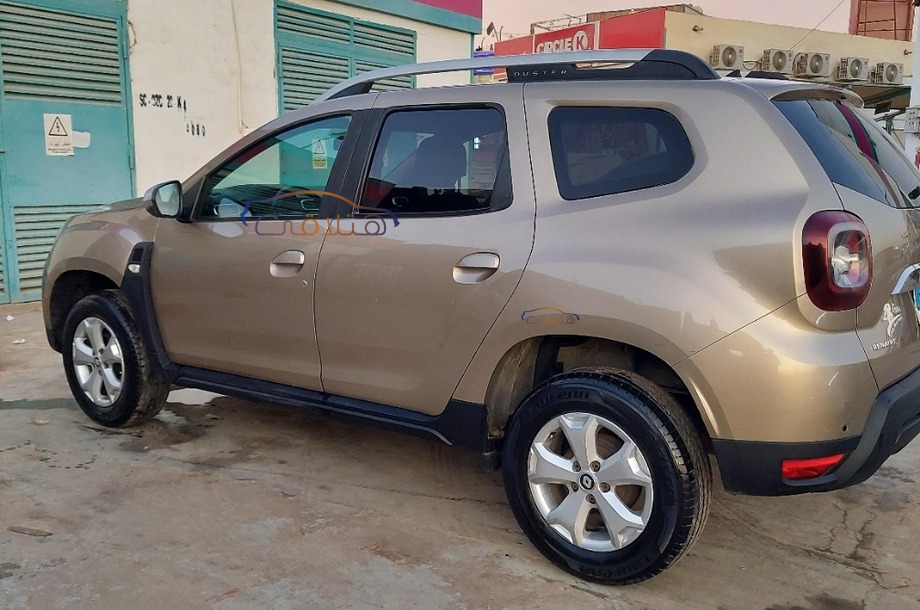 Duster Renault ذهبي