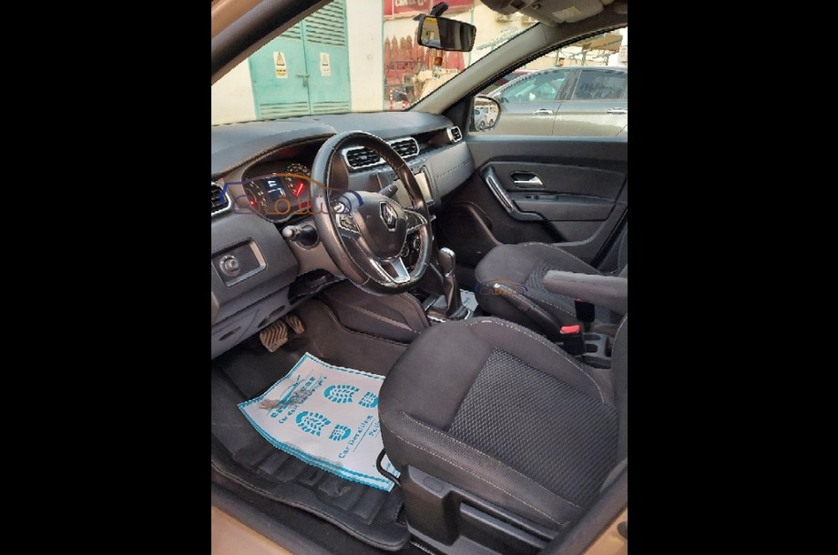 Duster Renault ذهبي