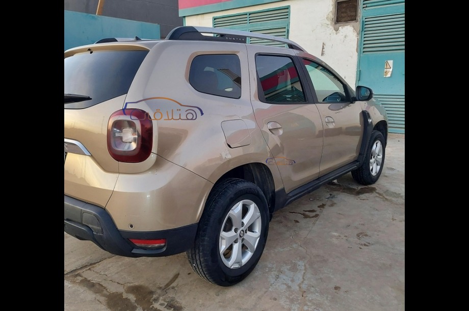 Duster Renault ذهبي