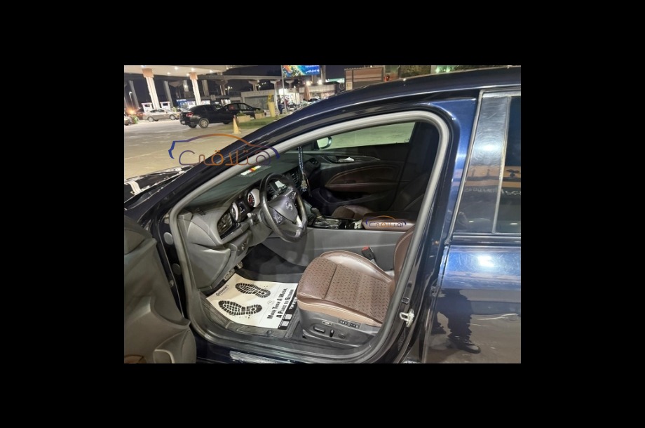 Insignia Opel الأزرق الداكن