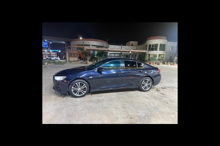 Insignia Opel الأزرق الداكن