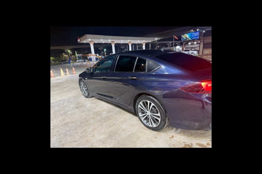 Insignia Opel الأزرق الداكن