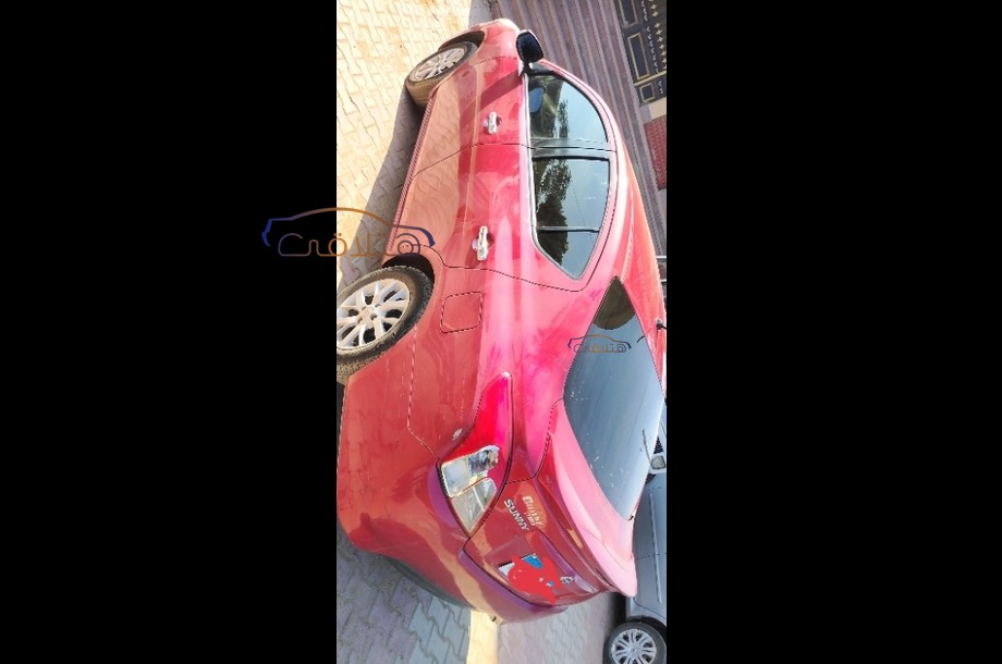 Sunny Nissan احمر