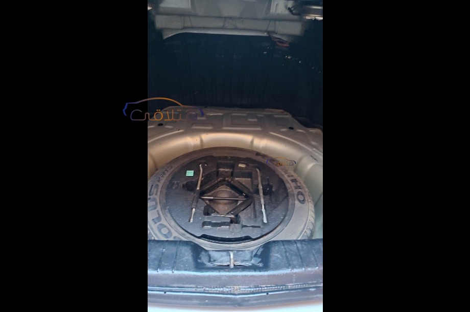 Elantra Hyundai فضي