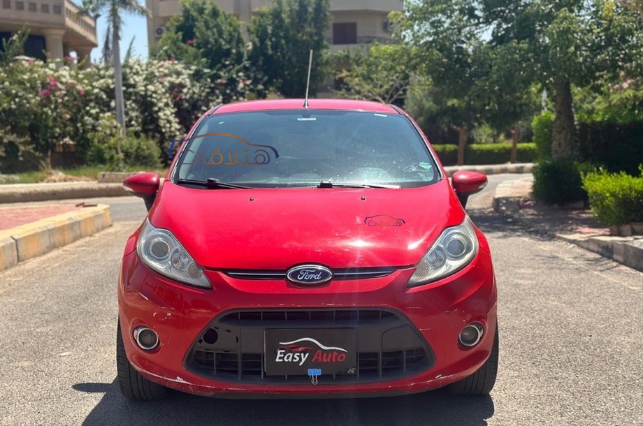 Fiesta Ford احمر