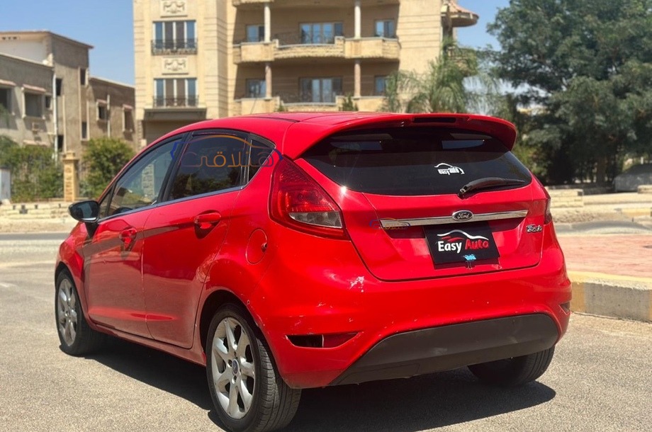 Fiesta Ford احمر