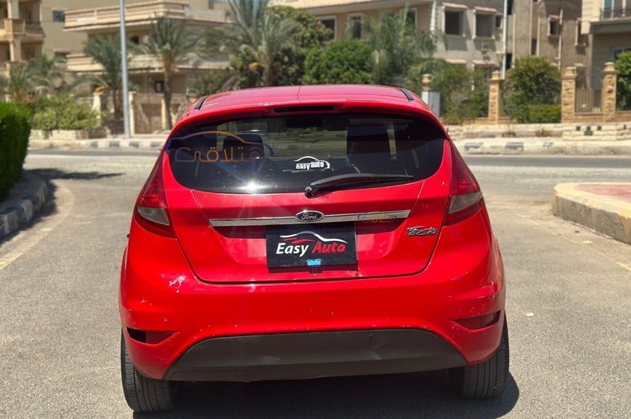 Fiesta Ford احمر