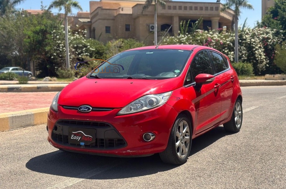 Fiesta Ford احمر
